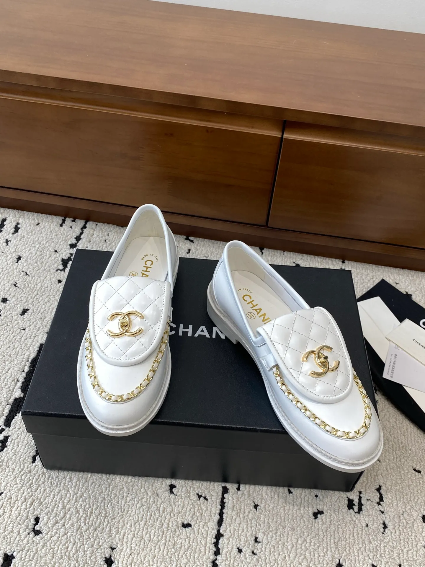 👟👟Ex-factory price 620👟👟 High version 🍀 The official website is updated simultaneously with the high version, CHANEL Chanel's new early spring top autumn shoes series____________ The must-have hot style for spring fragrances, the goddess series, with the elegant and ladylike temperament of fragrances, super attractive, irresistible, heart-beating... ▪️The upper is imported cowhide/butter/patent leather, high-end and texture ➕Original molded hardware buckle ➕Electric embroidery ▪️The lining is imported lambskin, soft and comfortable ▪️Original molded version, Italian genuine leather outsole🇮🇹 ▪️Number of codes: 34-42 (34 40 41 42 is custom-made, non-refundable and non-exchangeable) Multiple colors are available, you can also place an order with the picture BUY NOW 👉 BUY NOW 👉 BUY NOW 👉 BUY NOW 👉
